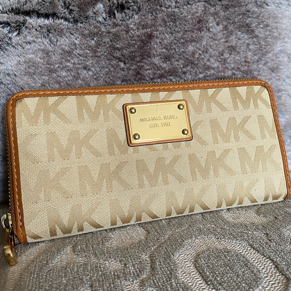 MICHAEL KORS Continental Wallet. Approx. 8” x 4.5”. Small scratch on gold tag